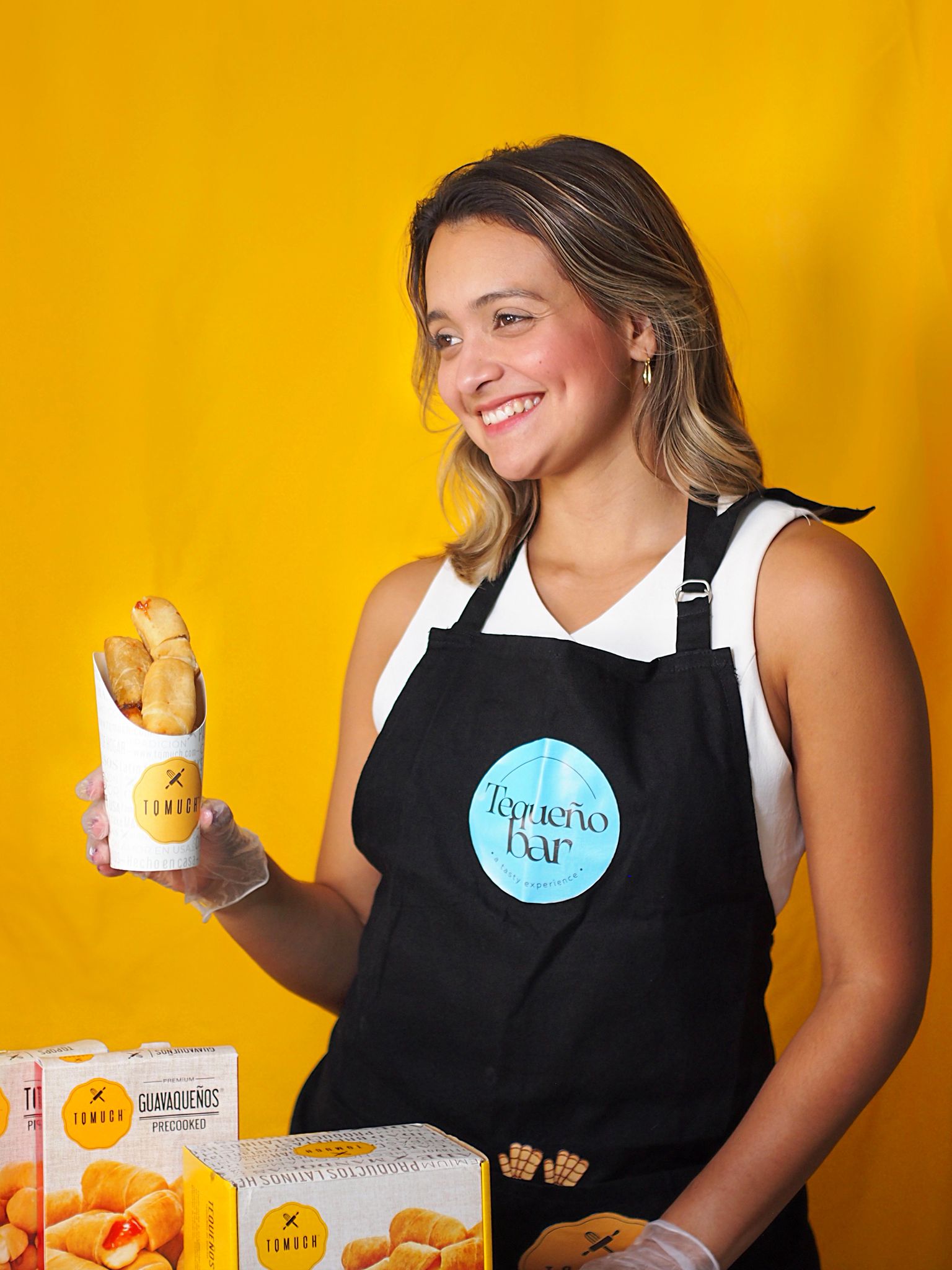 Chef con tequeños en envase